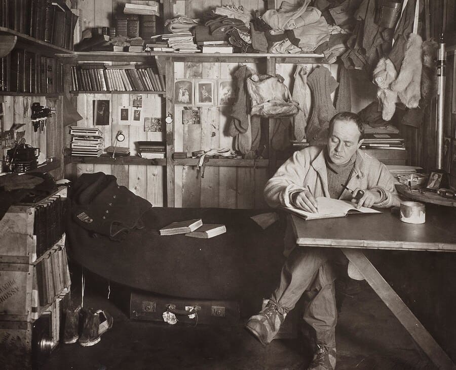 Foto Herbert Ponting - Scott escribe su diario en la cabaña del Cabo Evans durante el invierno de 1911
