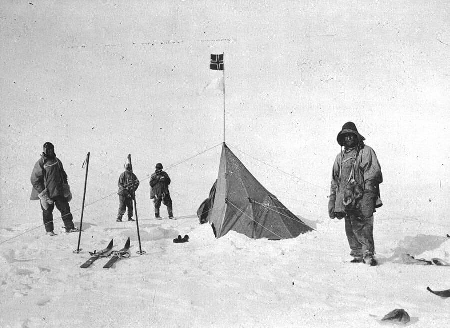 Foto Lawrence Oates - Scott y su grupo encuentran la tienda con la bandera noruega que dejó Amundsen