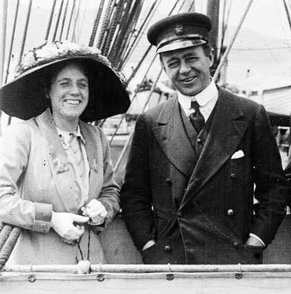 Photo: Herbert Ponting - Robert y Kathleen Scott aboard the ship Terra Nova in 1910